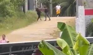 Video | Hombre le da una golpiza a mujer y hasta pisotearla