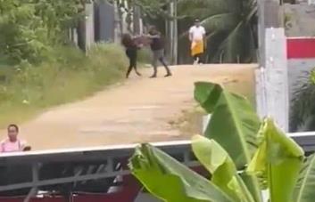 Video | Hombre le da una golpiza a mujer y hasta pisotearla