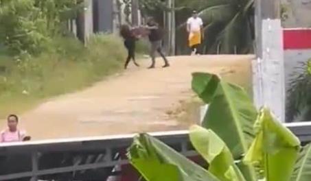 Video | Hombre le da una golpiza a mujer y hasta pisotearla