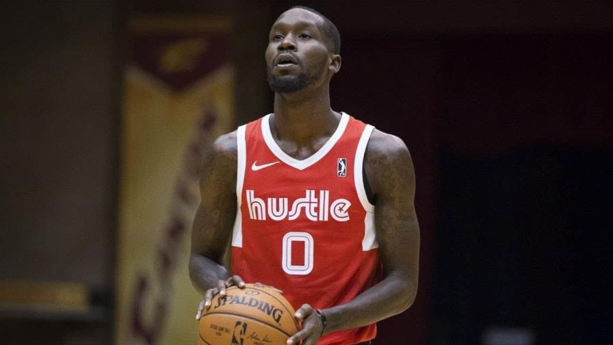 Comenzó el desfile; Marineros sustituyen refuerzo