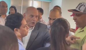 Video: horda de propietarios de bancas descontento con regularización reclaman a Quico Tabar