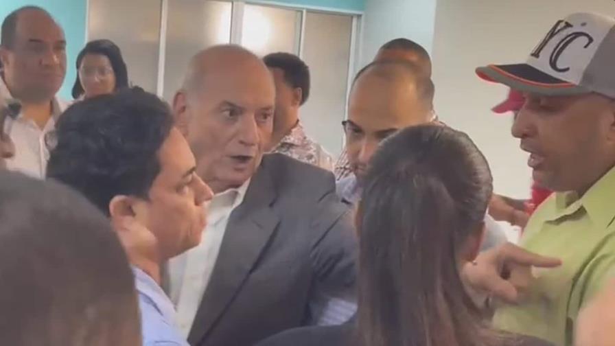 Video: horda de propietarios de bancas descontento con regularización reclaman a Quico Tabar