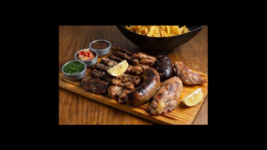 Se atragantó en una cena con amigos y murió