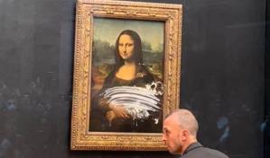 Lanzan una tarta al cristal que protege la Mona Lisa