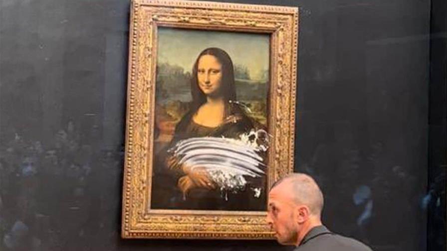 Lanzan una tarta al cristal que protege la Mona Lisa