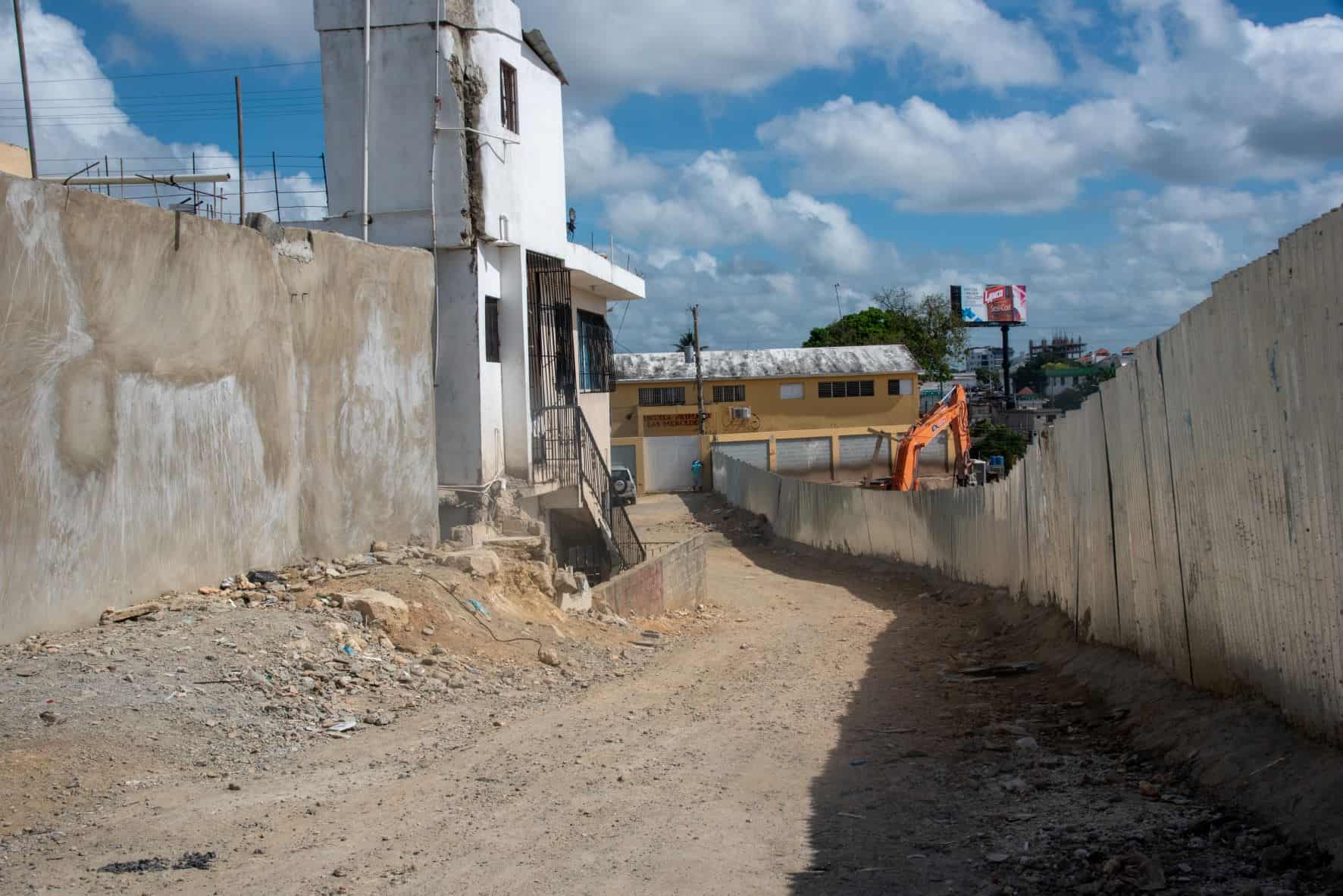 La diretora de la Ecuela Las Mercedes demanda la reparacion de esta calle porque cuando llueve la escuela se llena de lodo