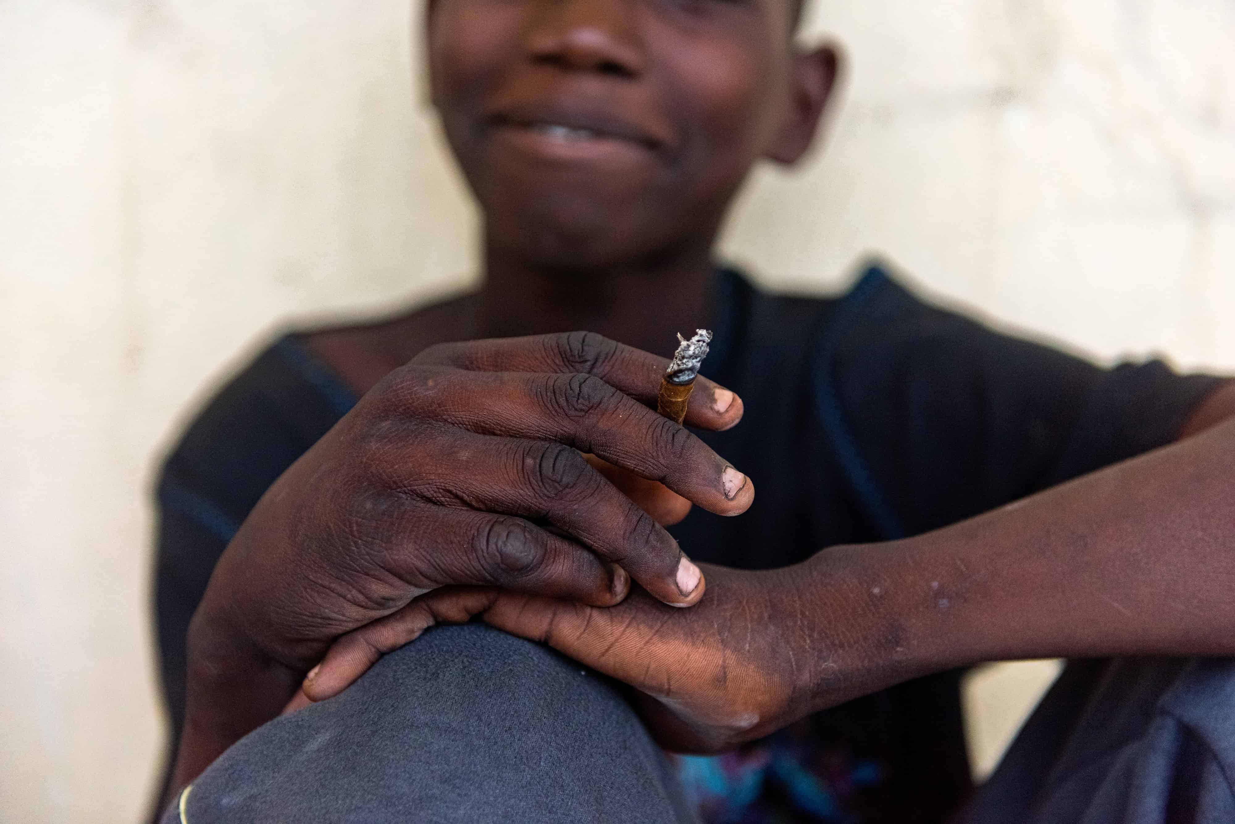 Un niño consume droga en un refugio abandonado, financiado por el estado haitiano para niños de la calle, el 27 de mayo de 2022, en Puerto Príncipe (Haití).