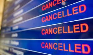 Las cancelaciones de vuelos complican el puente a miles de estadounidenses
