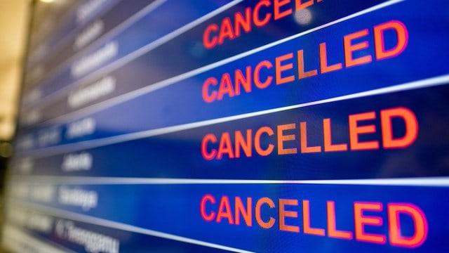 Las cancelaciones de vuelos complican el puente a miles de estadounidenses