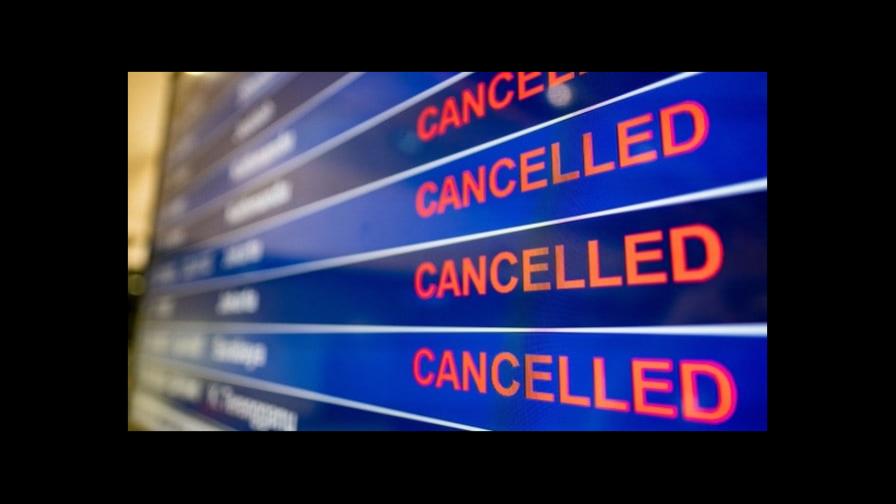 Las cancelaciones de vuelos complican el puente a miles de estadounidenses