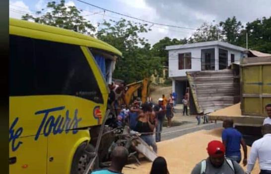 Cuatro heridos al chocar guagua con camión en carretera Puerto Plata-Navarrete