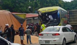 Cuatro heridos al chocar guagua con camión en carretera Puerto Plata-Navarrete