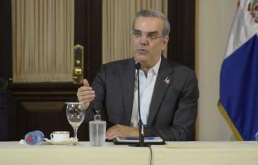 Abinader aumenta a 15 días la licencia por paternidad a empleados públicos