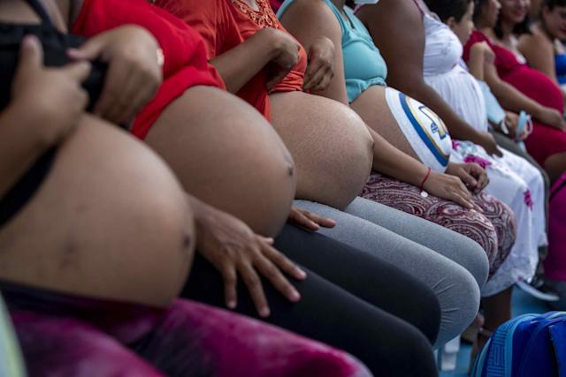 Premian a la mujer con la barriga más grande en Día de la Madre en Nicaragua