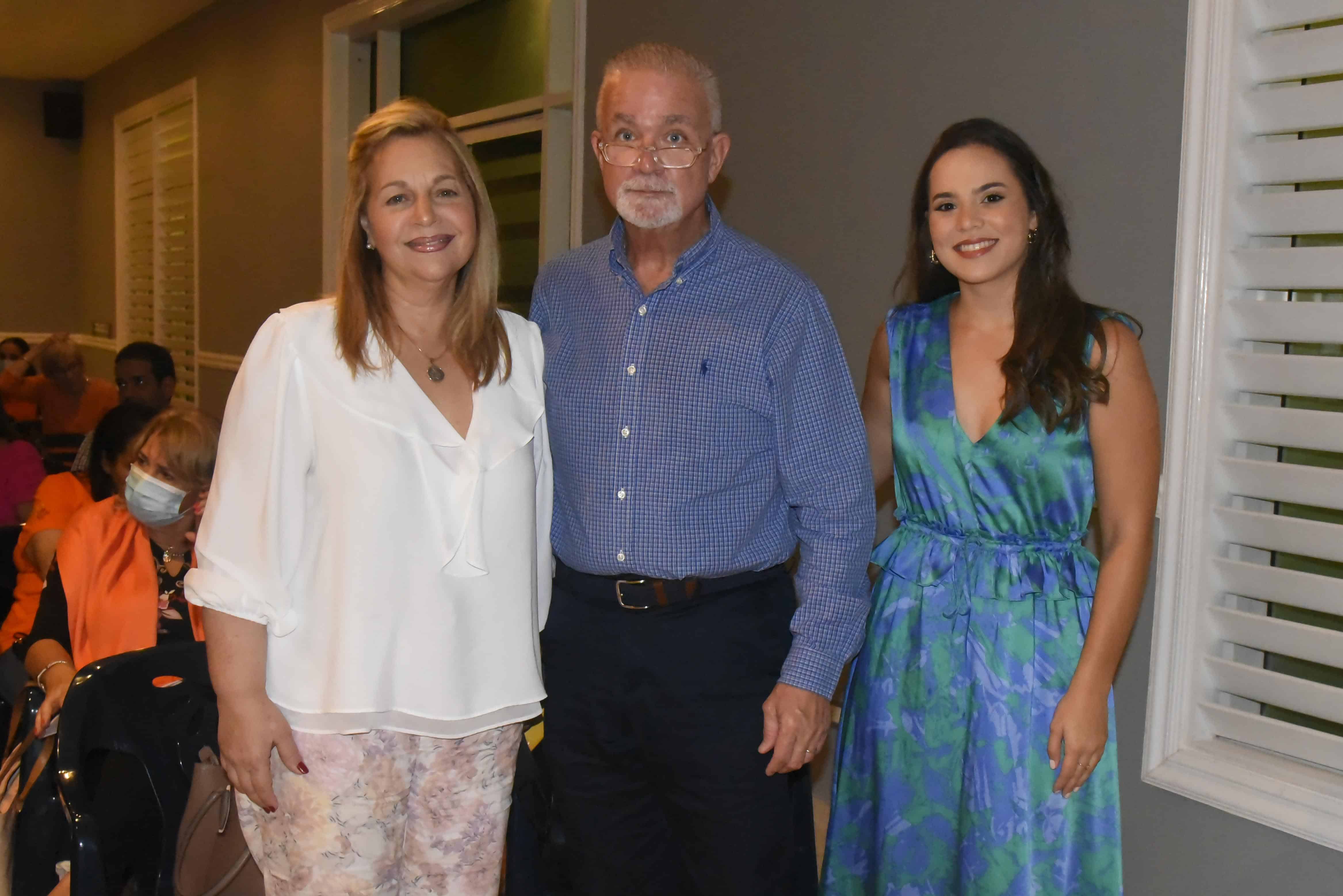 Susana de Garrido, Peter Garrido y María José Rodríguez.