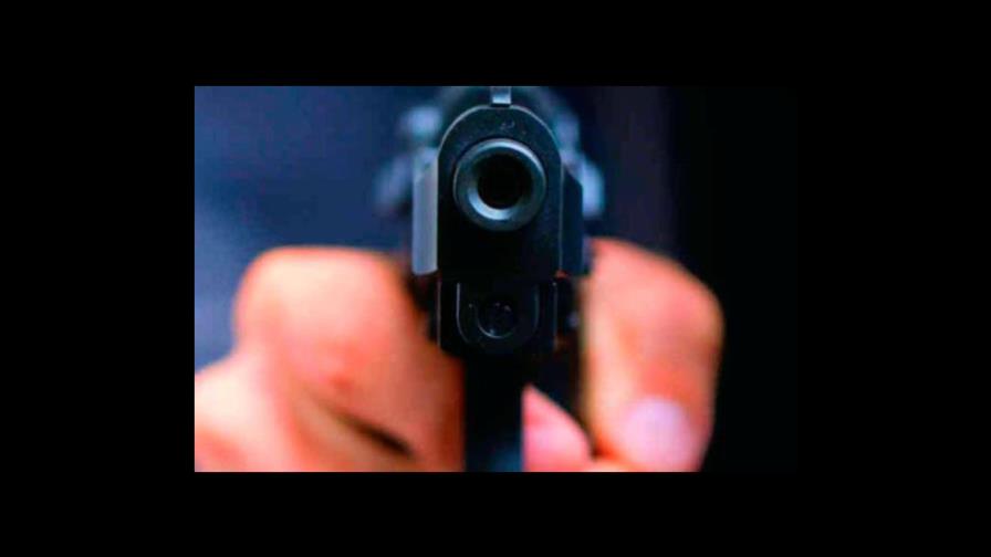 Un muerto y un herido al ser baleados desde vehículo en marcha en Santiago Un muerto y un herido al ser baleados desde vehículo en marcha en Santiago