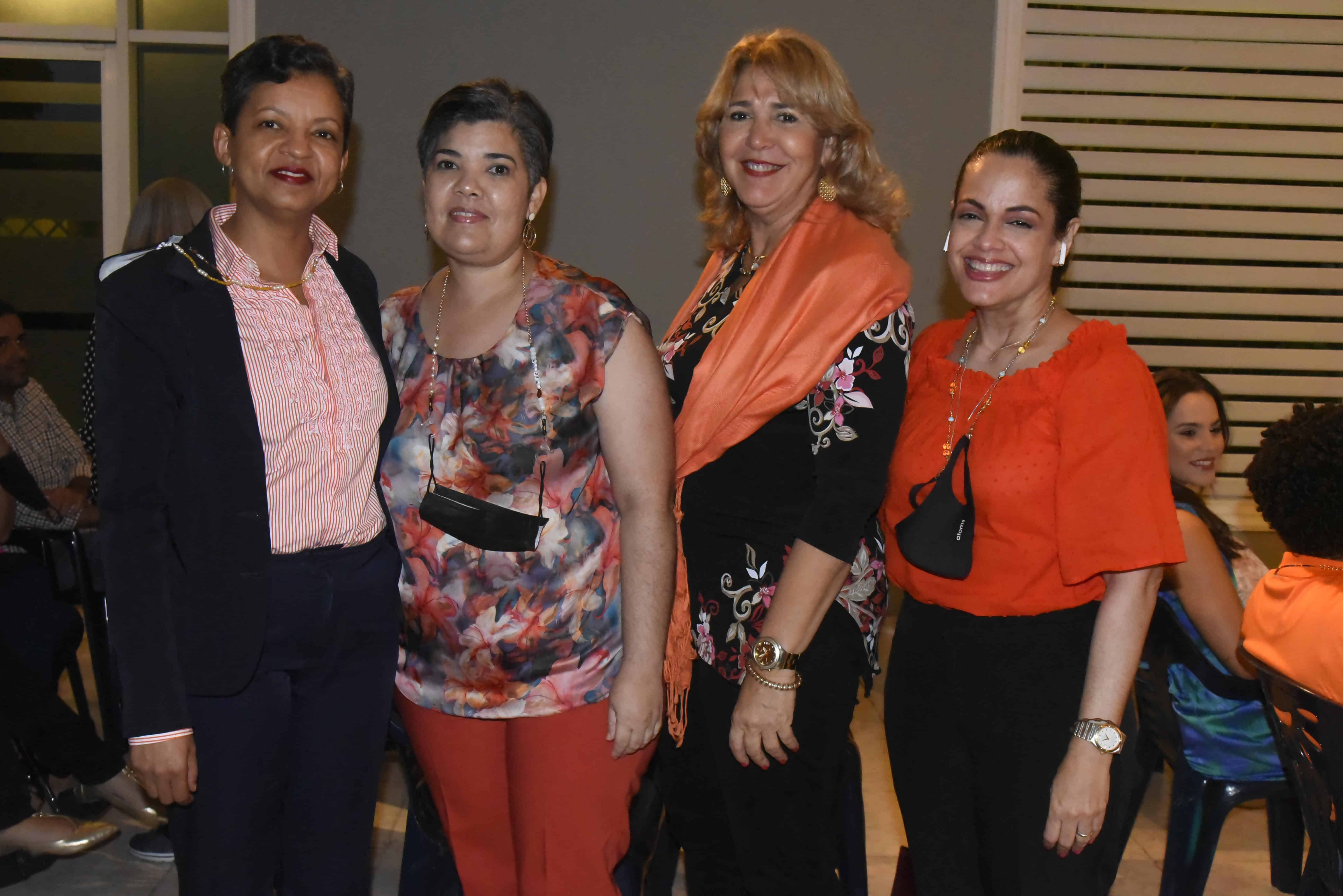 Sabrisky feliz, Mildred de Hernández, Maritza Ortiz y Laura Hernández.
