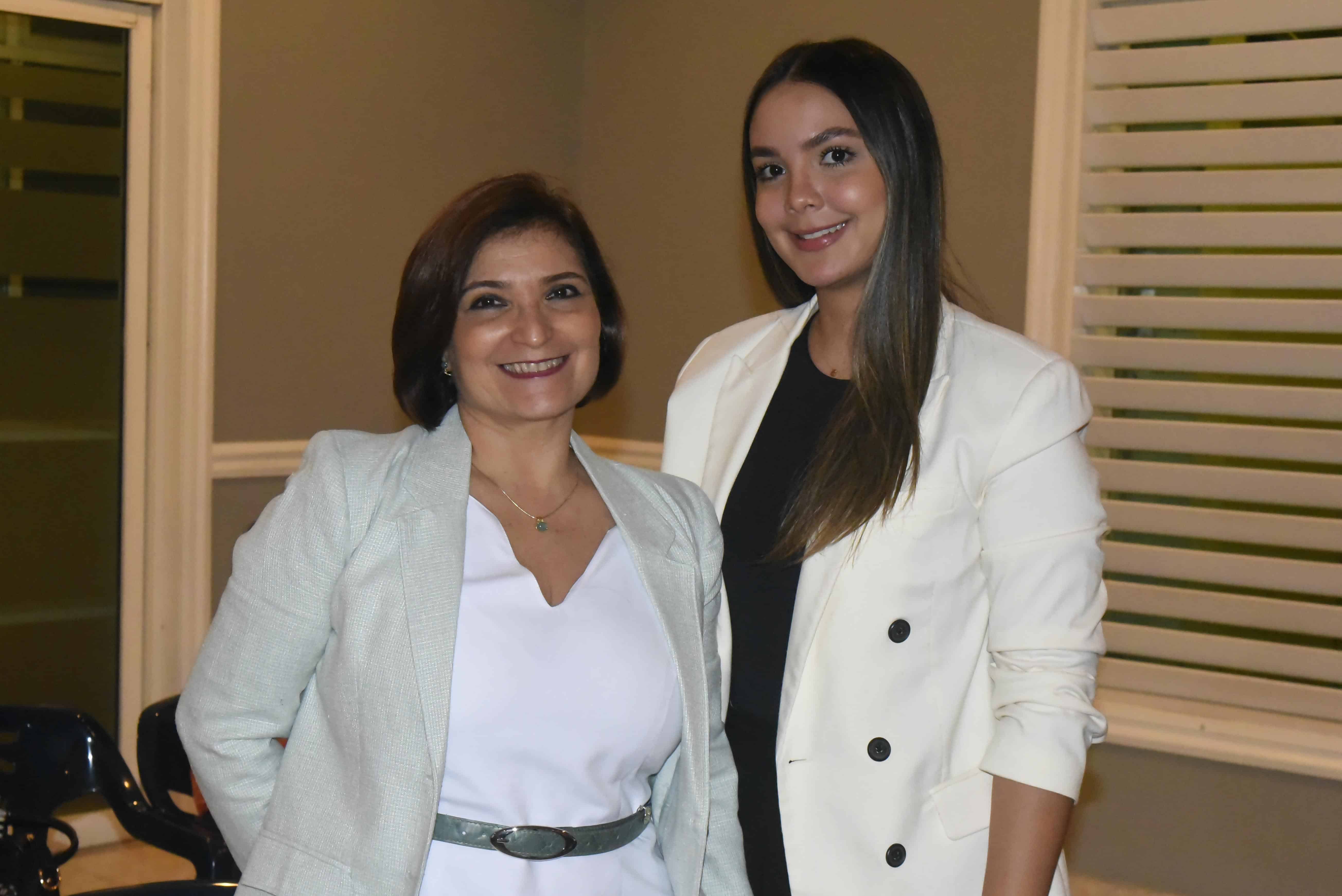 Jacqueline Núñez y Jenifer Nolasco.