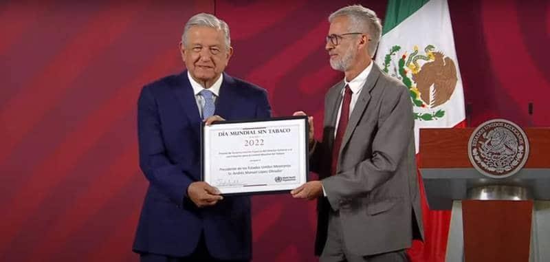La OMS premia al presidente de México por su lucha contra el tabaco
