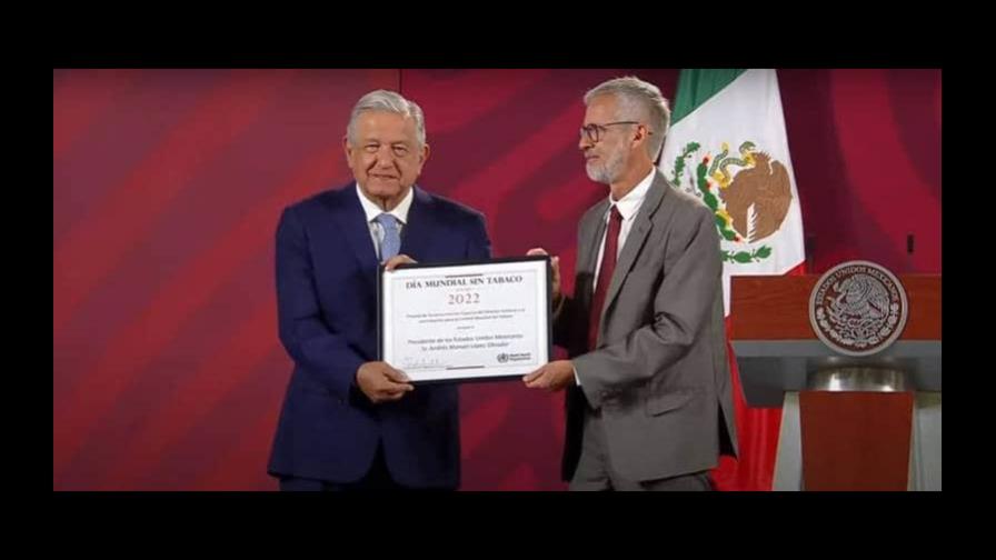 La OMS premia al presidente de México por su lucha contra el tabaco