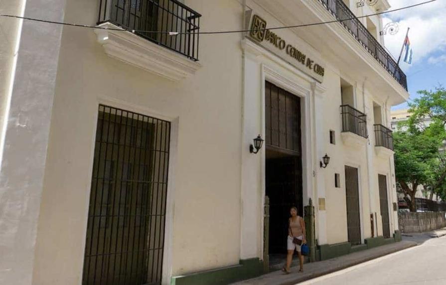 Banco Central de Cuba niega estar vendiendo dólares estadounidenses