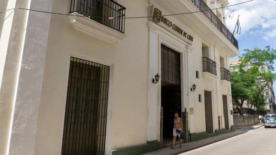 Banco Central de Cuba niega estar vendiendo dólares estadounidenses