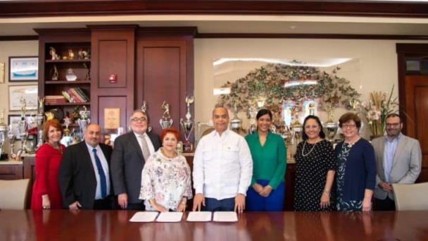 Consulado dominicano en Puerto Rico fortalece educación para los suyos en la isla