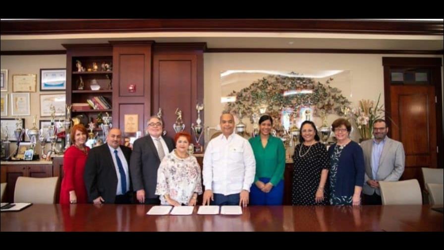 Consulado dominicano en Puerto Rico fortalece educación para los suyos en la isla