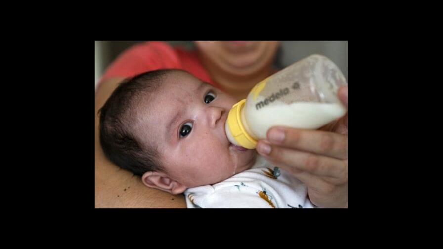 Presidente Biden se reúne con fabricantes de leche infantil por escasez