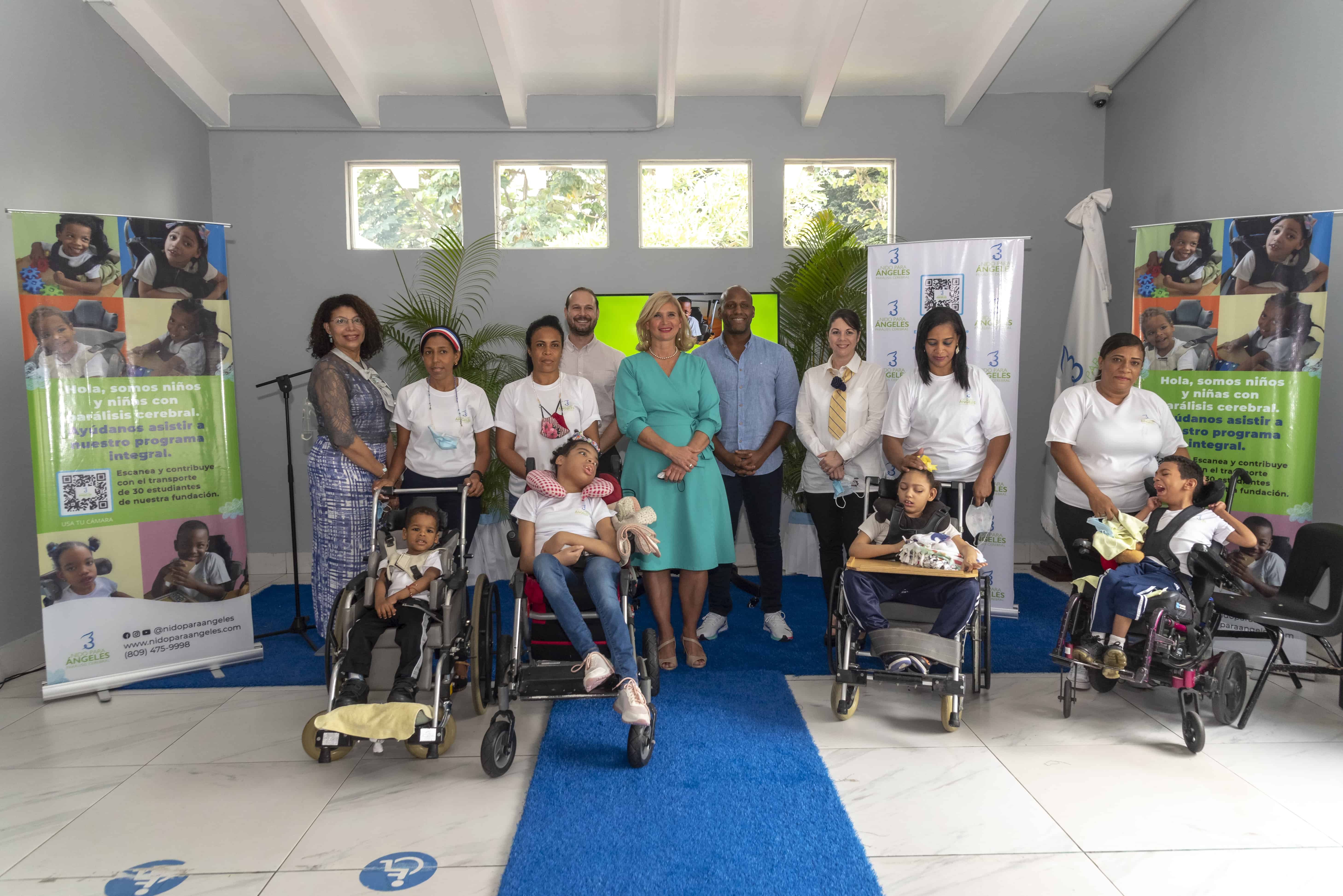Mónika Despradel junto a directivos, padrinos y niños de la fundación.