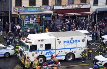 Víctima de tiroteo del metro de Nueva York demanda a fabricante de armas Glock