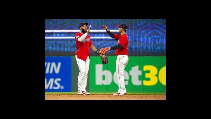 Hedges pega jonrón de 3 carreras; Guardianes vencen a Reales