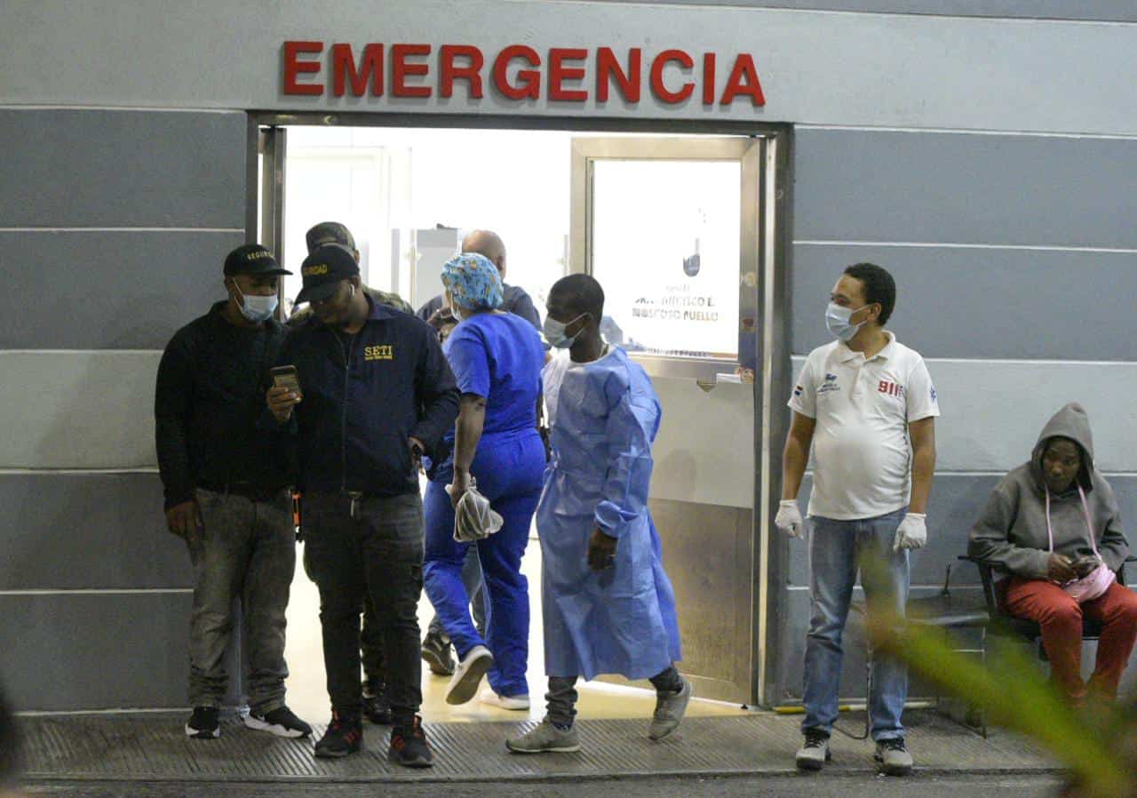 En el hospital Moscoso Puello decenas de agentes policiales han tomado la puerta principal en custodia para evitar que allegados a las víctimas ingresen.  