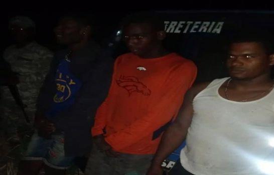 Armada detiene haitianos robando arena en playa de San Pedro de Macorís