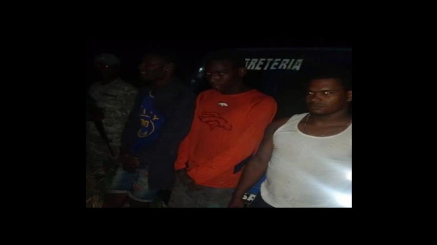 Armada detiene haitianos robando arena en playa de San Pedro de Macorís Armada detiene haitianos robando arena en playa de San Pedro de Macorís