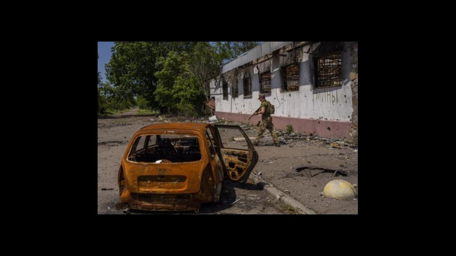 Ucranianos regresan y tratan de reconstruir sus casas y vidas