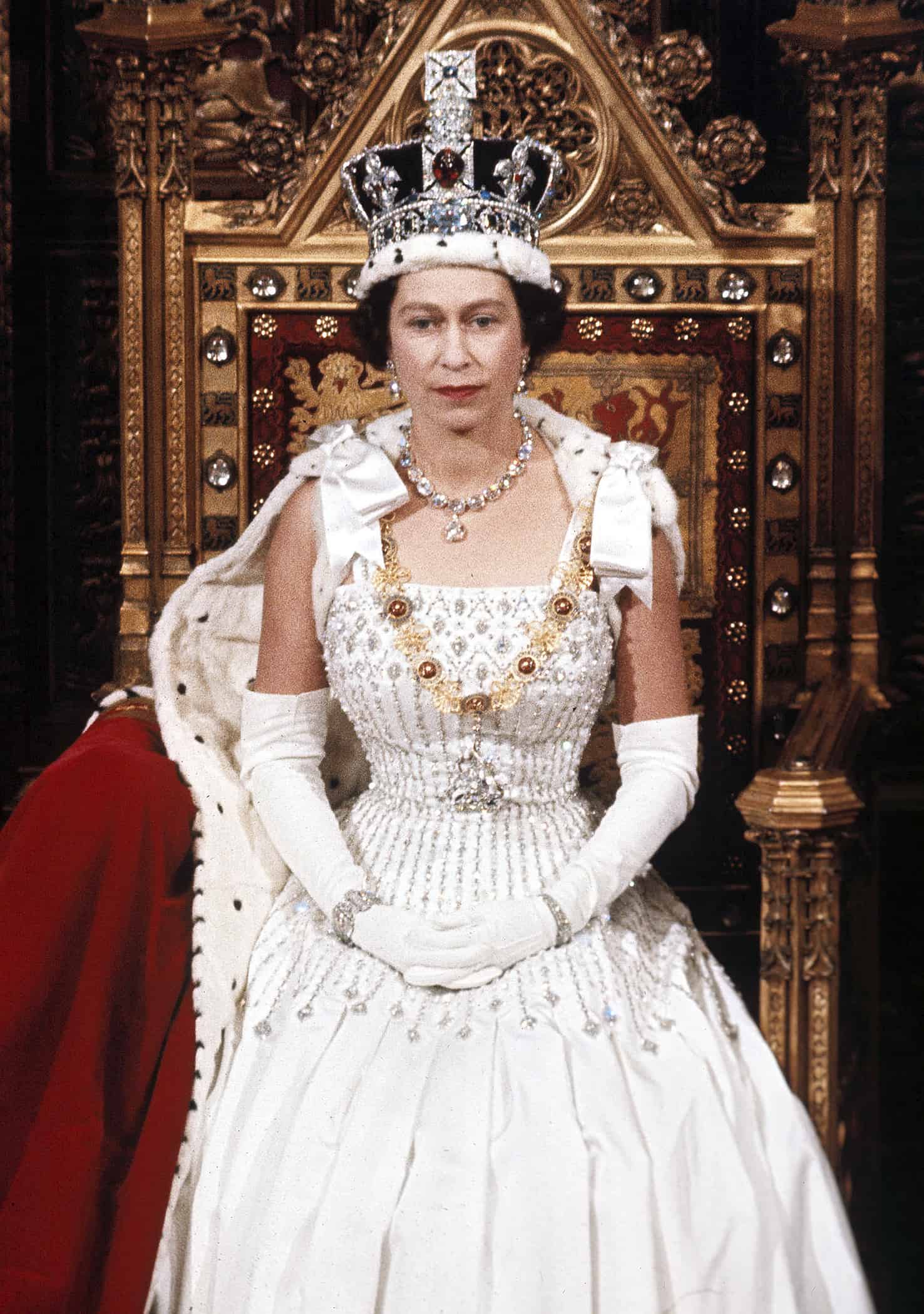 La reina Isabel II de Gran Bretaña durante la sesión inaugural del Parlamento en Londres en abril de 1966.
