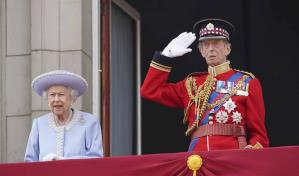 Isabel II sale al balcón del palacio en el comienzo del Jubileo