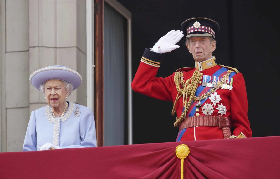Isabel II sale al balcón del palacio en el comienzo del Jubileo
