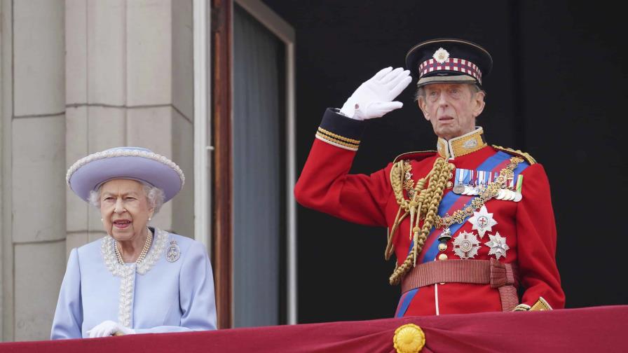 Isabel II sale al balcón del palacio en el comienzo del Jubileo Isabel II sale al balcón del palacio en el comienzo del Jubileo