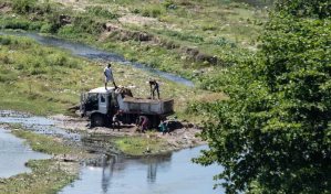 Condenan a seis meses de prisión suspendida a cuatro hombres por extracción ilegal de material en Villa Mella