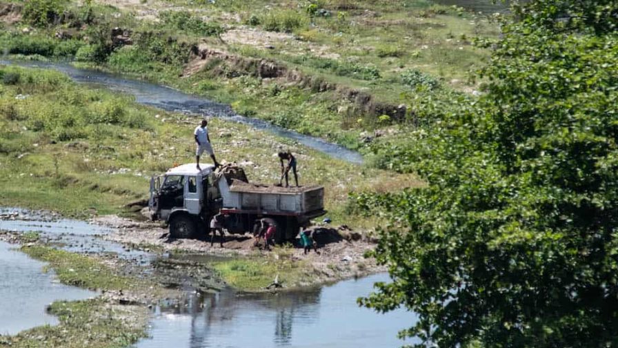 Condenan a seis meses de prisión suspendida a cuatro hombres por extracción ilegal de material en Villa Mella
