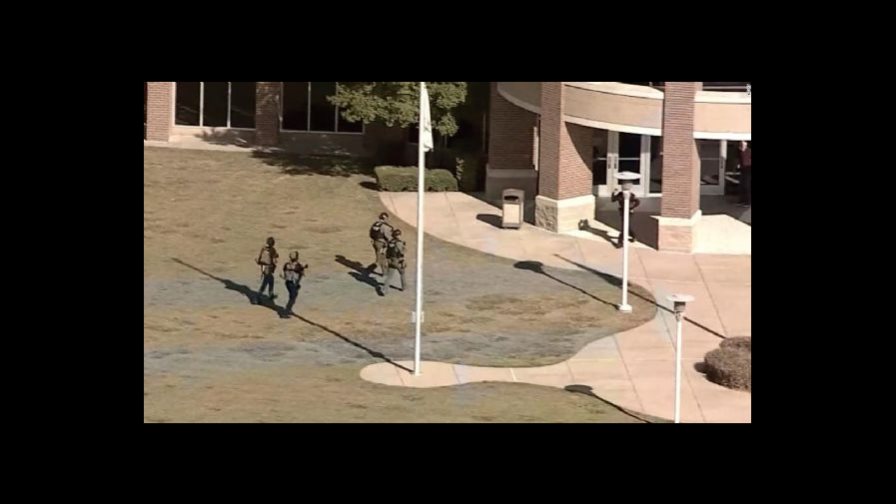 Arrestan a estudiante de Texas que tenía armas y municiones en su vehículo