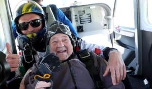 Mujer sueca de 103 años bate récord de la persona más anciana que salta en paracaídas