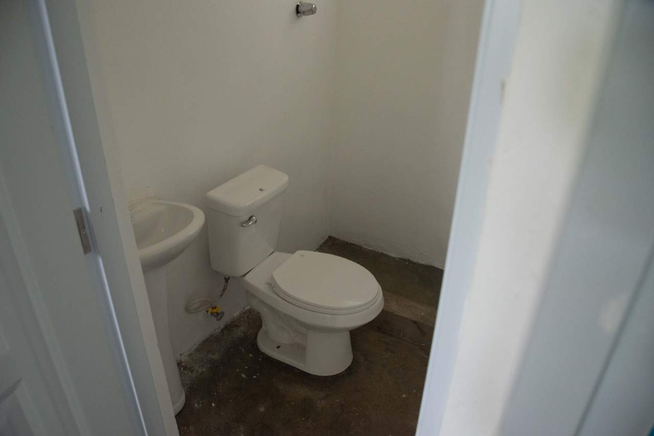 Cuenta con un baño para bañarse y hacer sus necesidades.&nbsp;