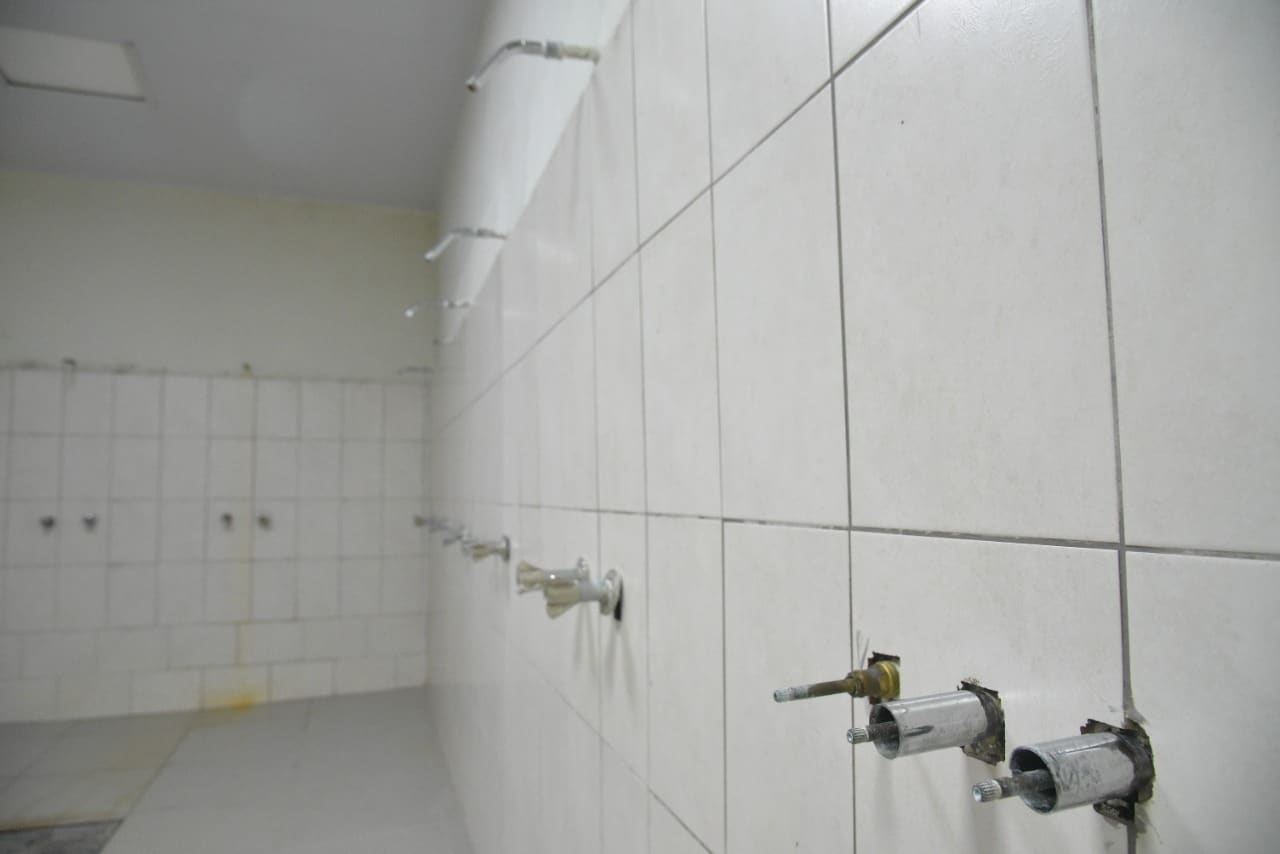 Duchas clubhouse de visitantes en el estadio Cibao