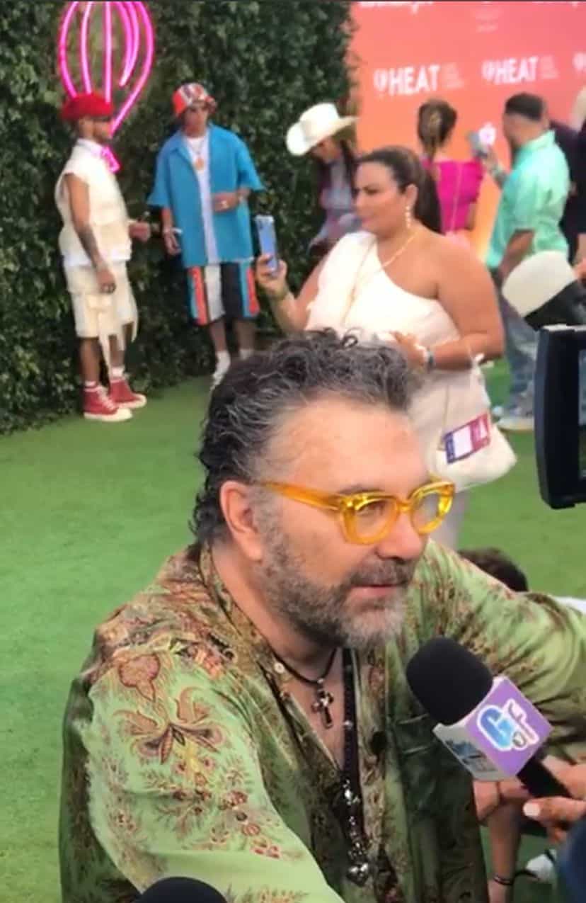 El cantante mexicano Mijares en la alfombra verde de premios Heat 2022.
