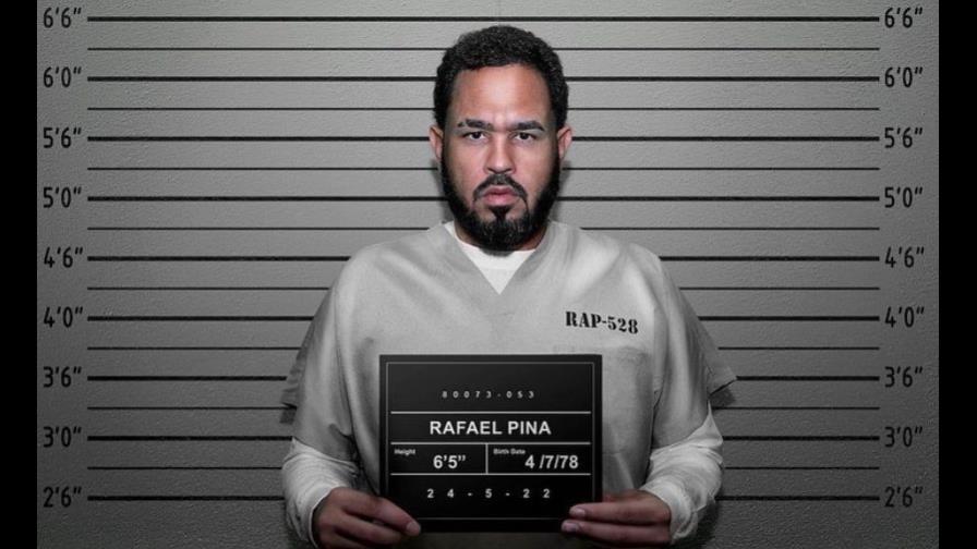 Raphy Pina comparte foto con su ficha policial