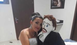¡Insólito! Mujer se casa con un muñeco de trapo y juntos tienen un bebé