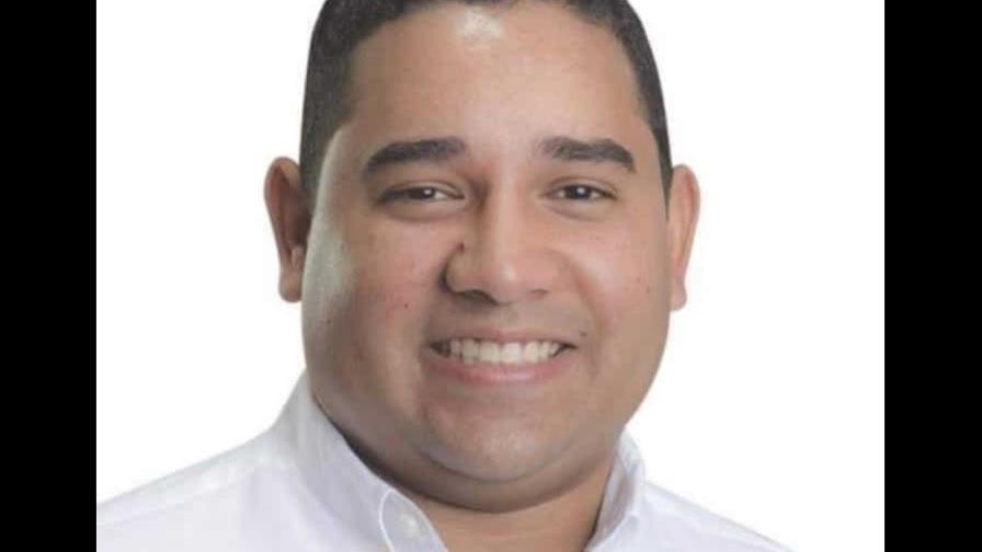 Renuncia al PLD exdiplomático y actual esposo de la gobernadora del PRM en Montecristi